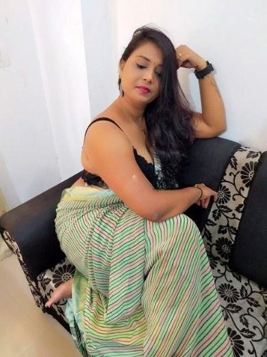 DIVORCEE BENGALI HOUSEWIFE GIVE YOU SPECIAL LOVE IN BED ROOM